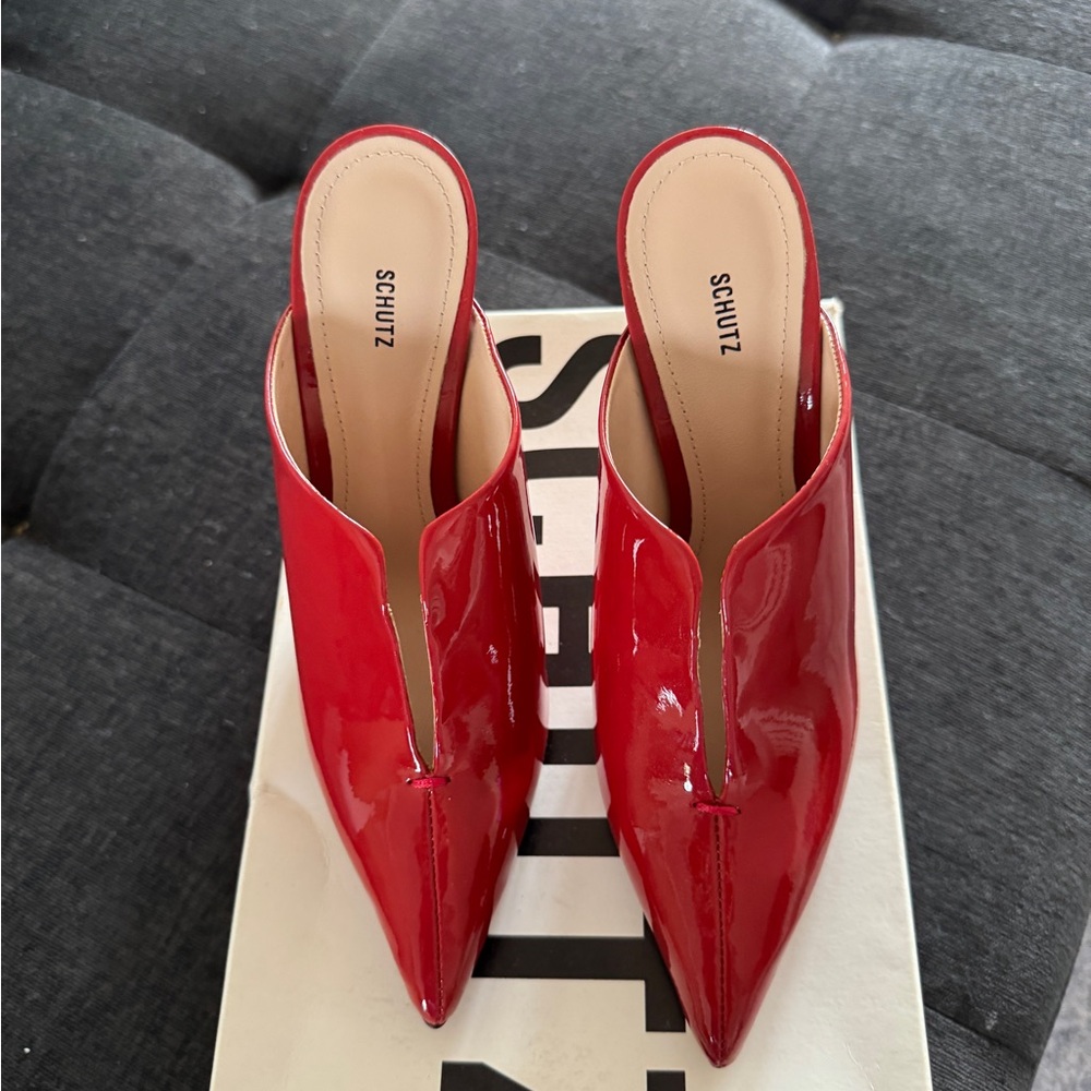 Schutz red pumps